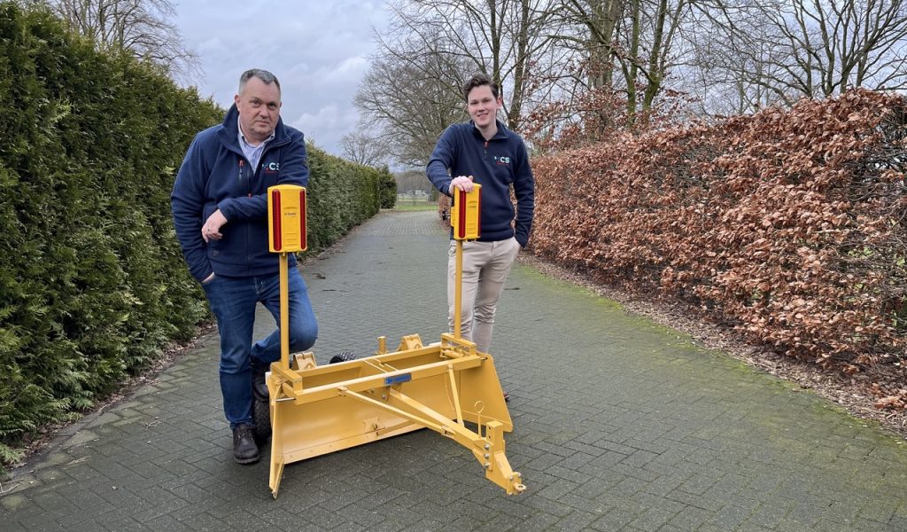 Medewerkers van MCS staan naast een machine