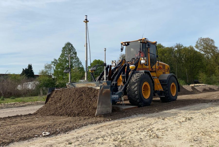 Powerblade profileert zand op een bouwterrein