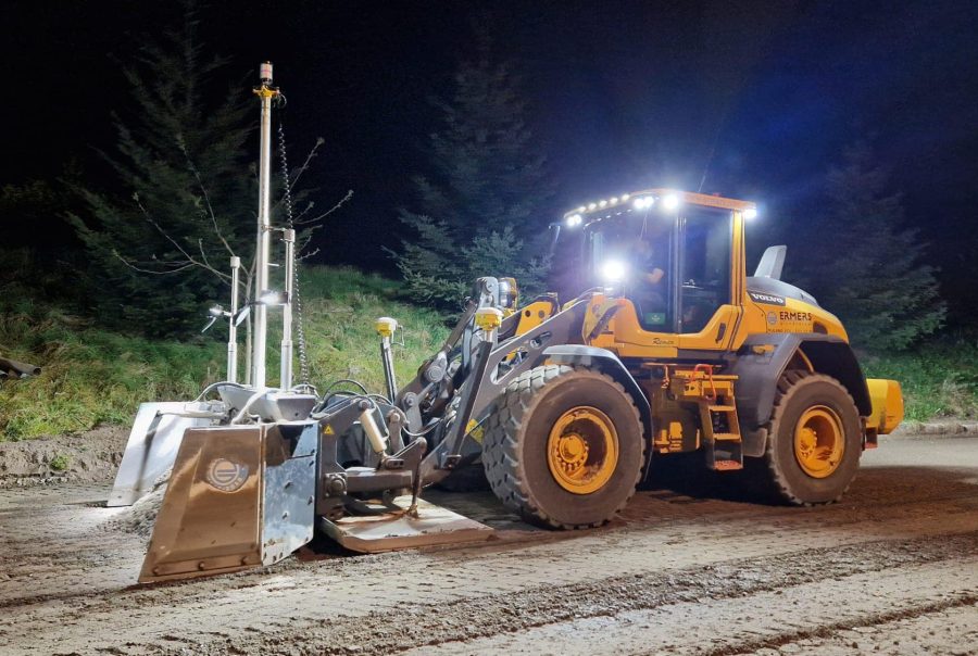 Powerblade op wiellader tijdens nachtwerk