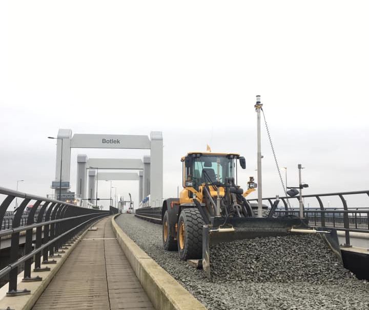 Powerblade verwerkt funderingsmateriaal op een brug