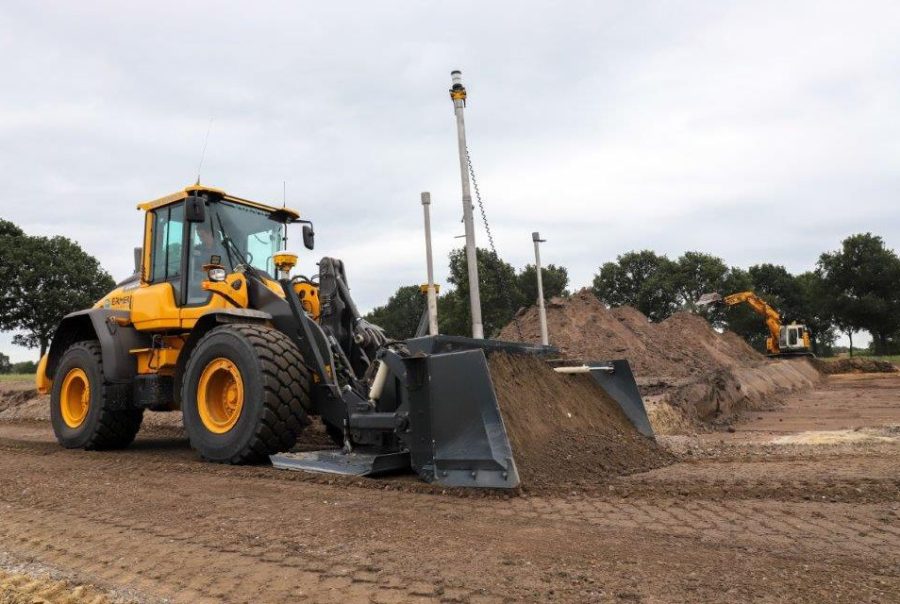 Powerblade aan wiellader met total station-besturing