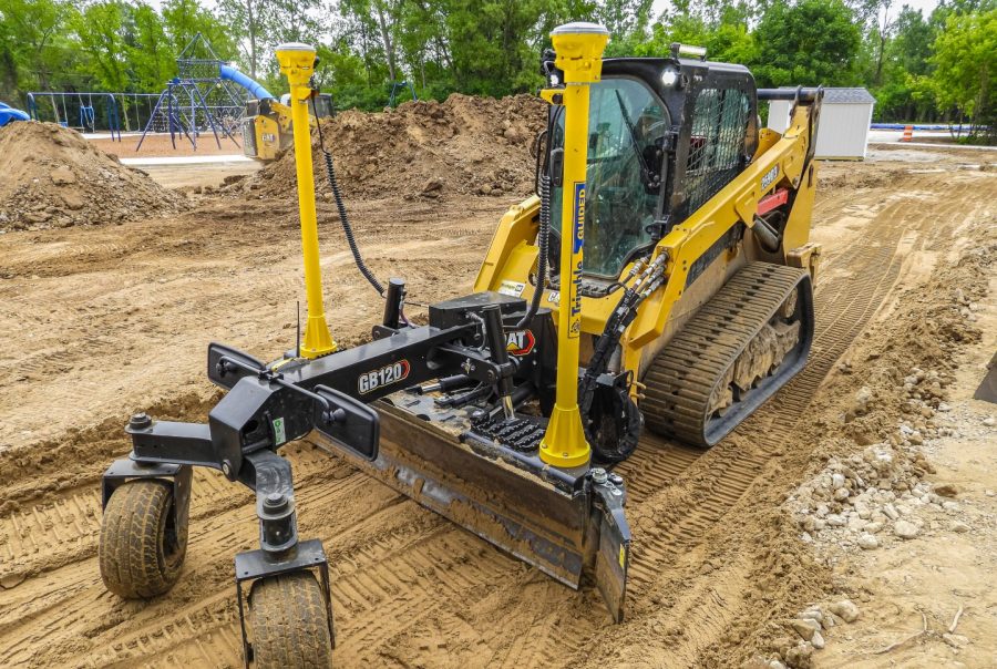 Trimble Earthworks voor compacte machines met dual-GNSS op een CAT-schranklader