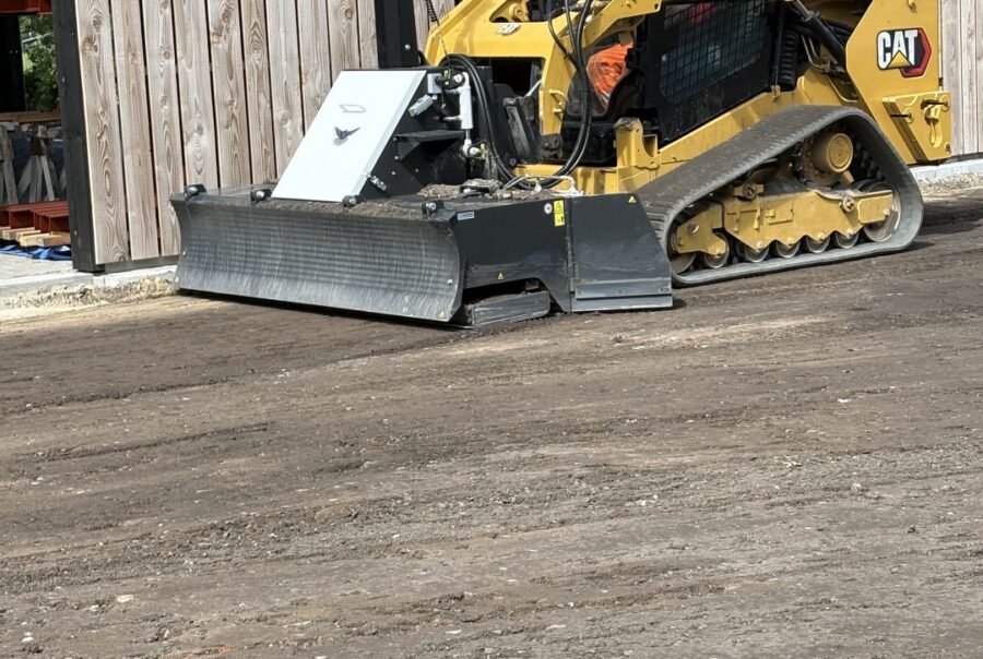 CAT 293D met dozerbord bij het egaliseren