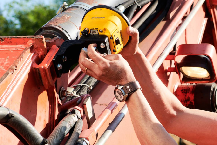 Trimble R780 wordt op de machine gemonteerd