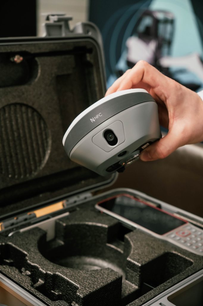 EFIX GPS-ontvanger boven de transportkoffer