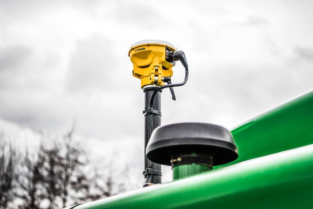 GNSS-antenne voor Trimble Earthworks op een machine