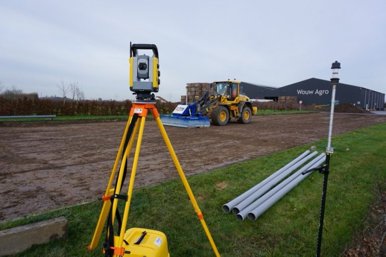 Trimble SPS730 total station stuurt een levelbord aan