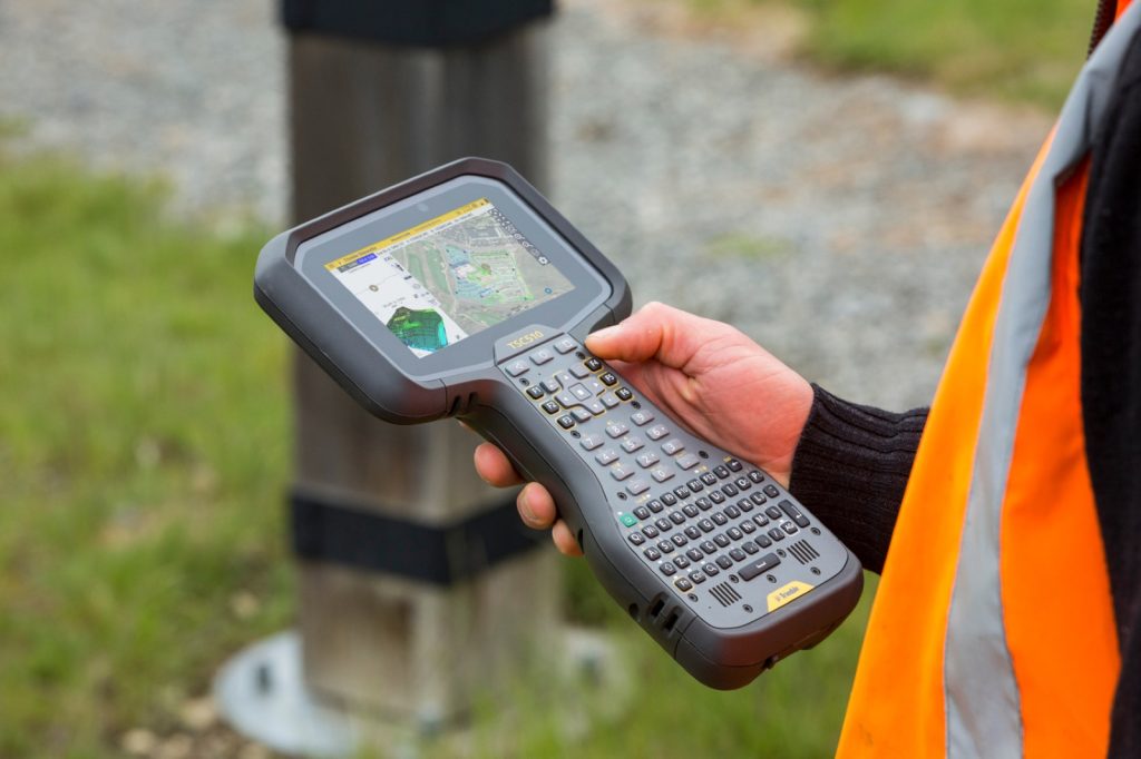 Trimble TSC510 veldboek in de hand op de bouwplaats