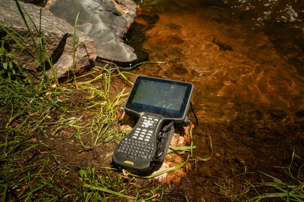 Trimble TSC710 veldboek in het veld, bestand tegen water en vuil