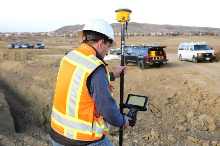 Trimble TSC710 veldboek met GNSS-ontvanger op de bouwplaats
