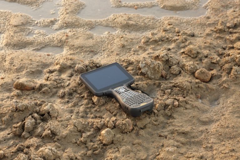 Robuust Trimble TSC710 veldboek in het zand