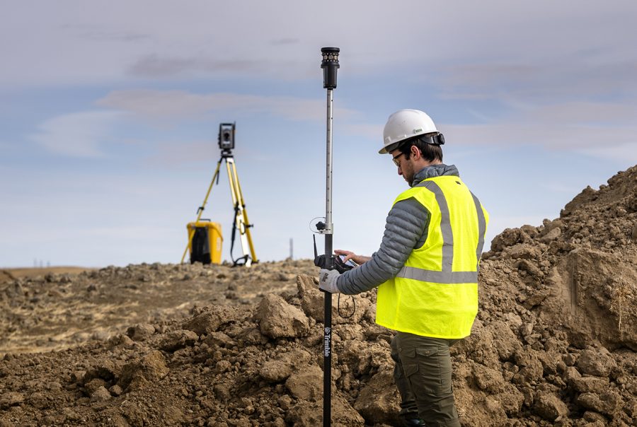 Uitzetten met Trimble T70 op de meetstok, total station op de achtergrond