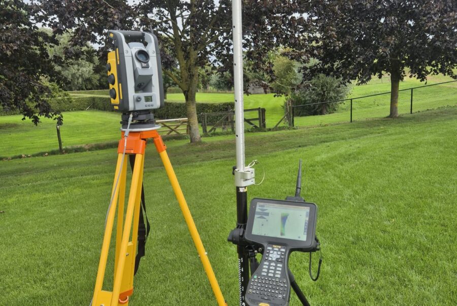 Trimble SPS930 total station met target op de meetstok