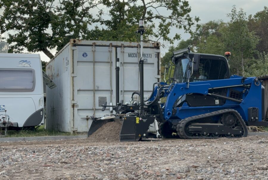 Bobcat T450 met dozerbord en machinebesturing