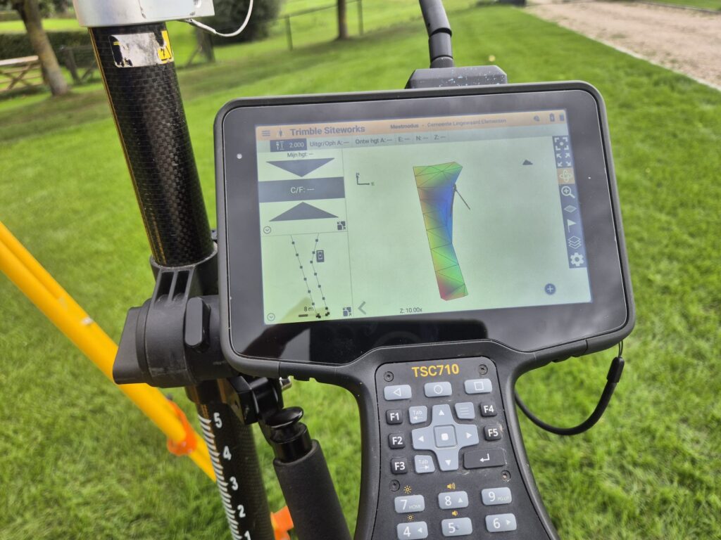Trimble TSC710 met Siteworks op een GNSS-meetstok