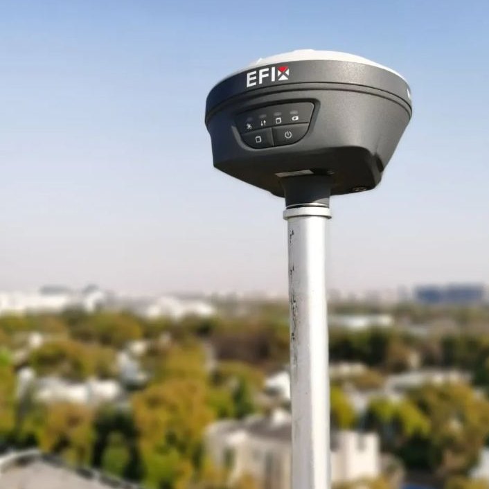 EFIX F7+ GPS-ontvanger op een meetstok