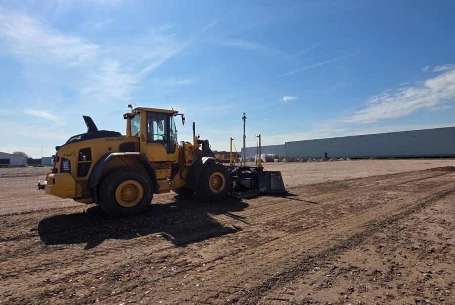 Volvo L90H-wiellader met powerblade op een bedrijventerrein
