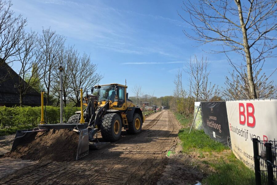 Powerblade op Volvo-wiellader profileert een bouwweg