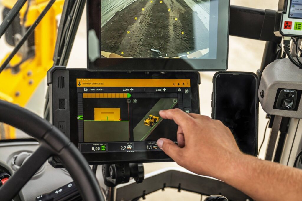 TD540-display met Trimble Earthworks in de cabine van een wiellader