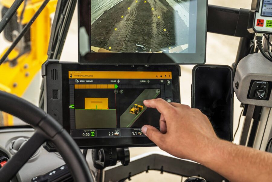 TD540-display met Trimble Earthworks in de cabine van een wiellader