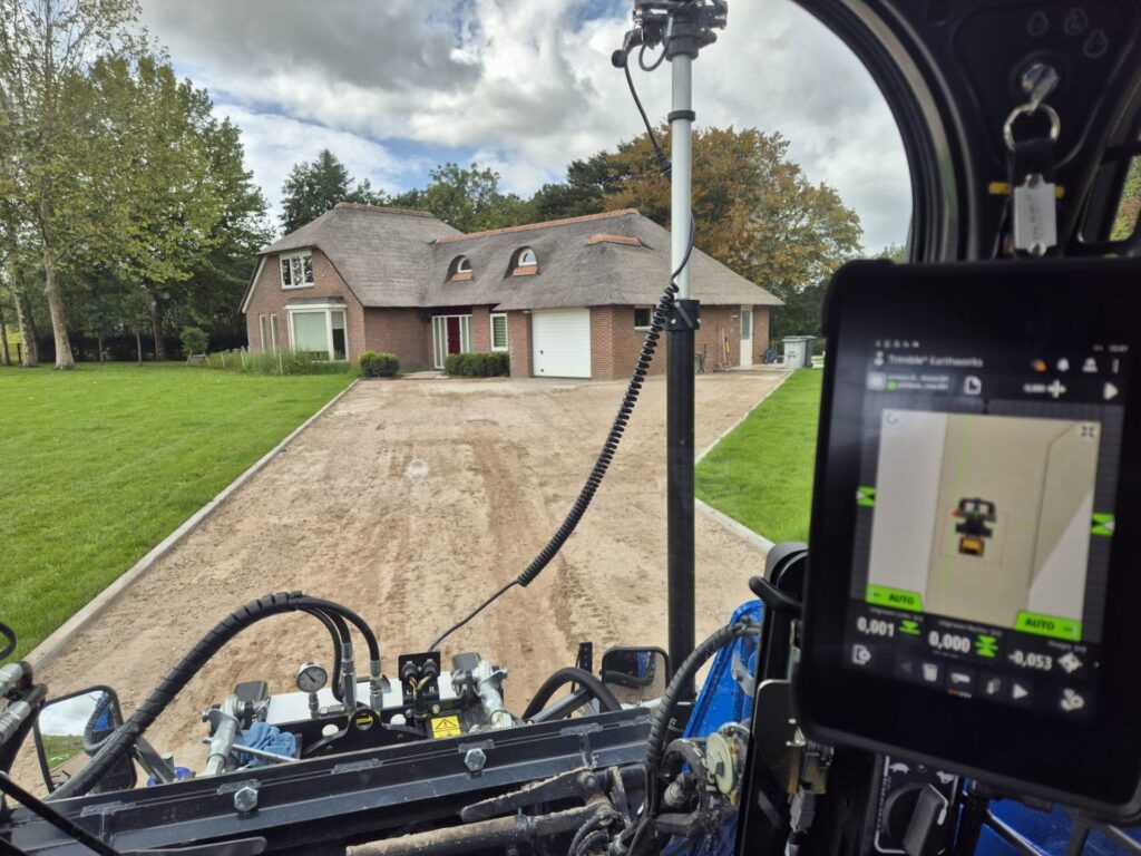 Trimble Earthworks-display in de cabine van een compacte machine bij het profileren van een oprit