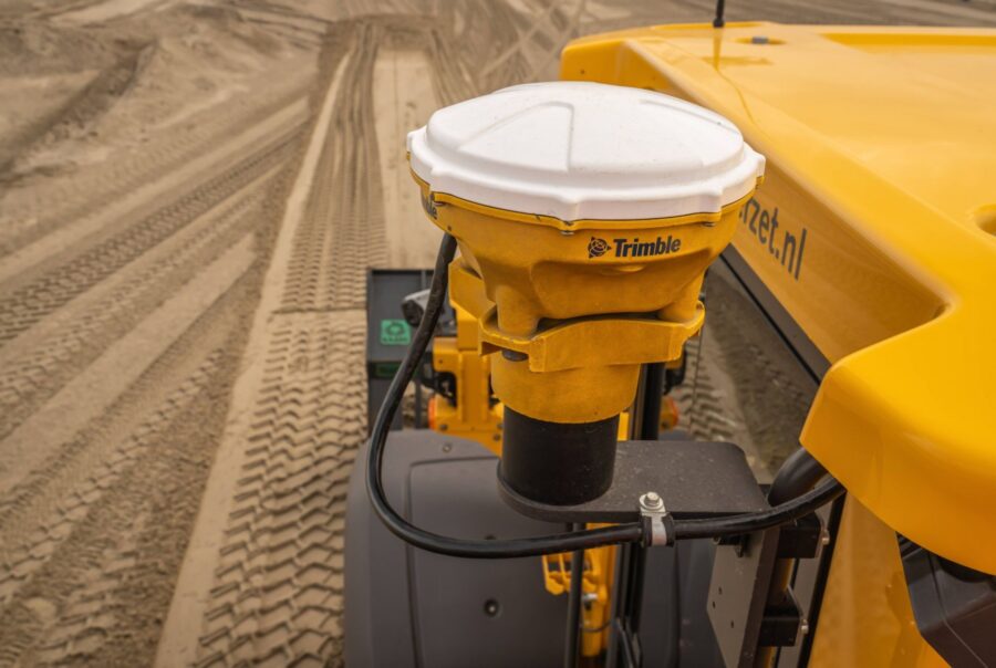 Trimble GNSS-antenne op een wiellader met Earthworks-machinebesturing