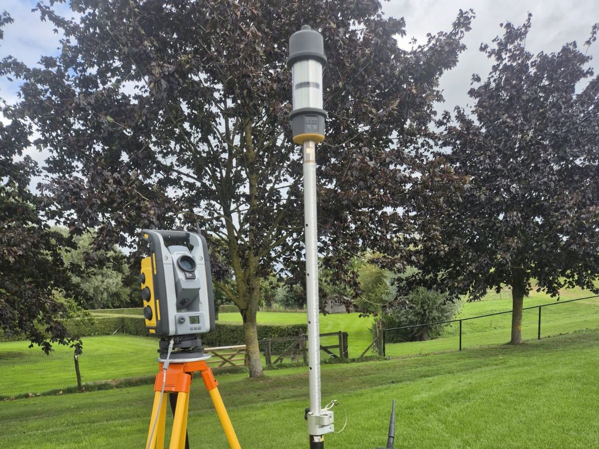 Trimble SPS930 total station met target op de meetstok