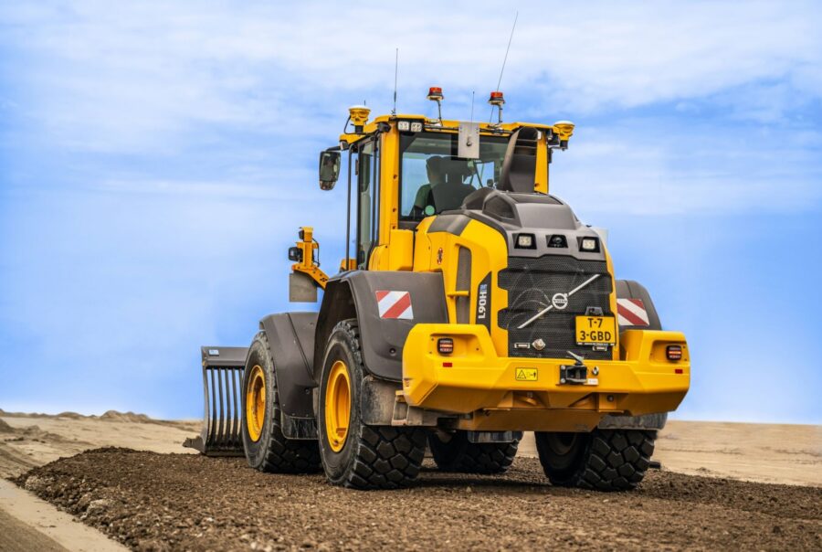 Wiellader met dual-GNSS-antennes van Trimble Earthworks, gezien van achteren