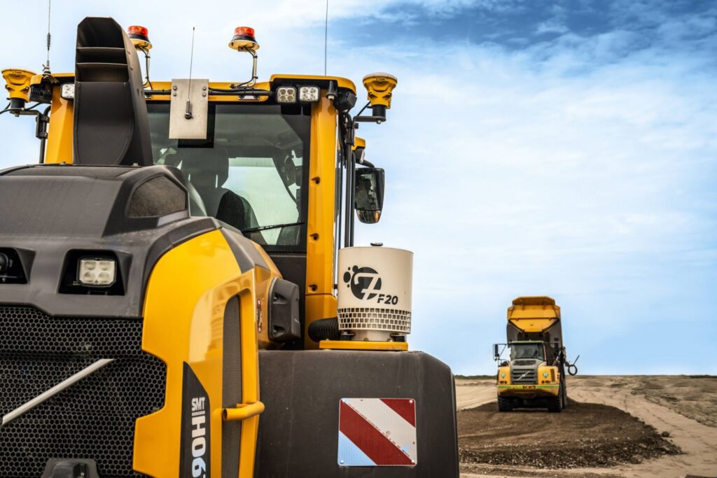 Twee Trimble GNSS-antennes op de cabine van een wiellader voor dual-GNSS