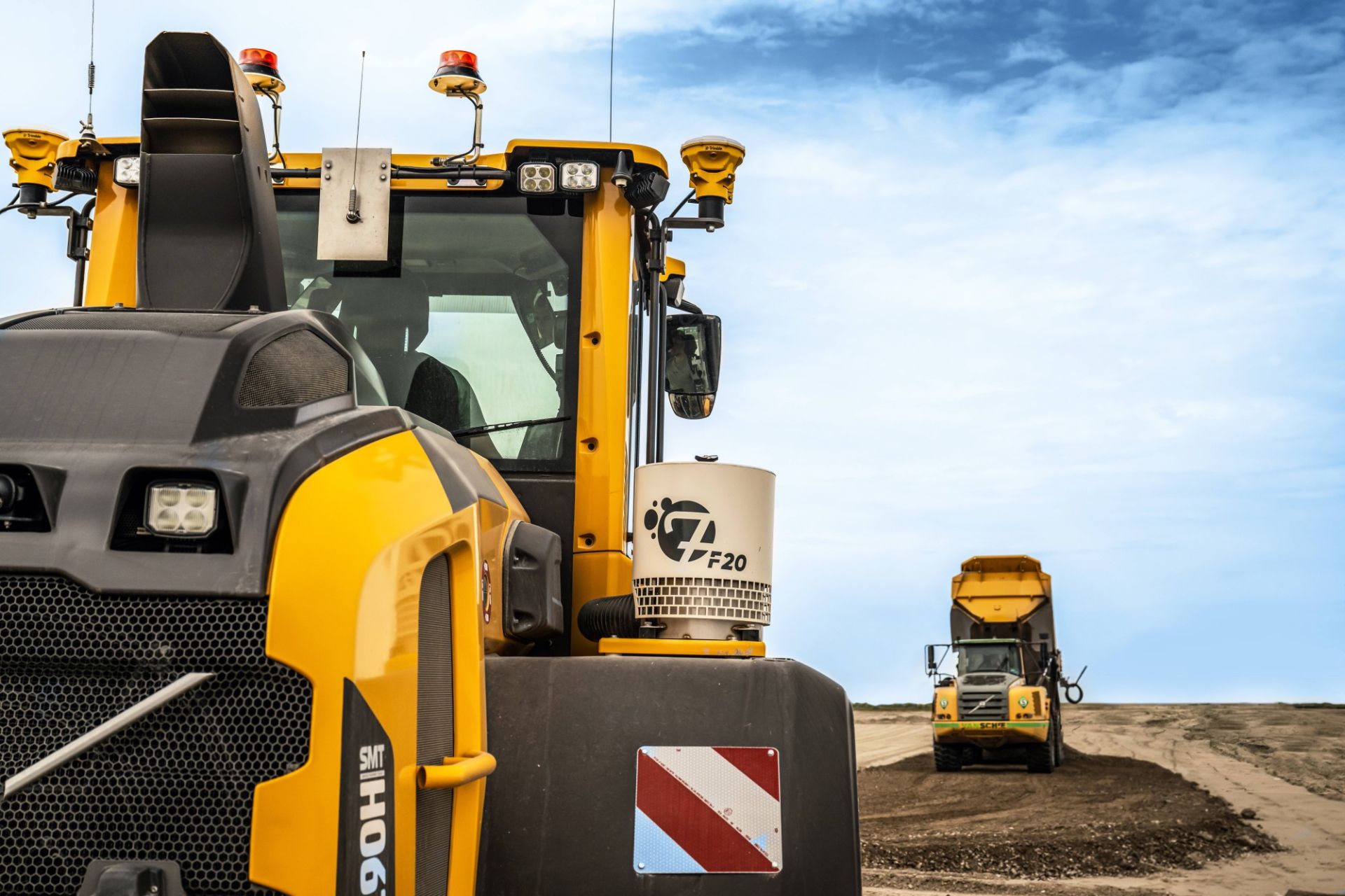 Twee Trimble GNSS-antennes op de cabine van een wiellader voor dual-GNSS