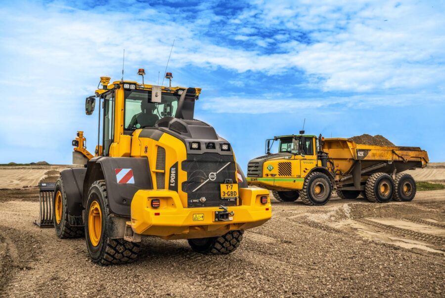 Wiellader met Trimble Earthworks naast een dumper op de bouwplaats