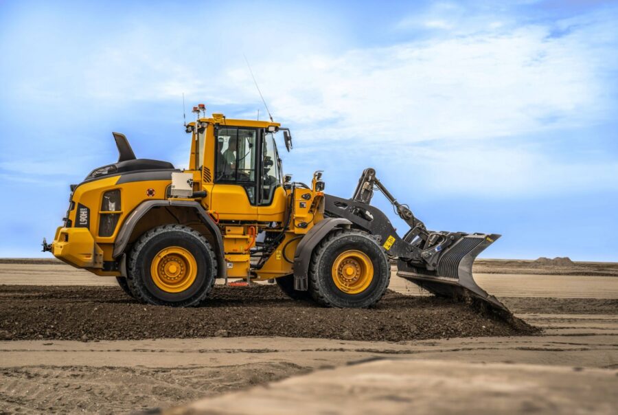 Wiellader egaliseert materiaal met Trimble Earthworks 3D-machinebesturing