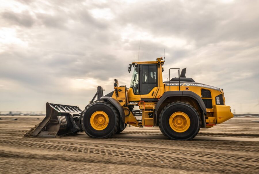 Wiellader met Trimble Earthworks profileert zand op de bouwplaats