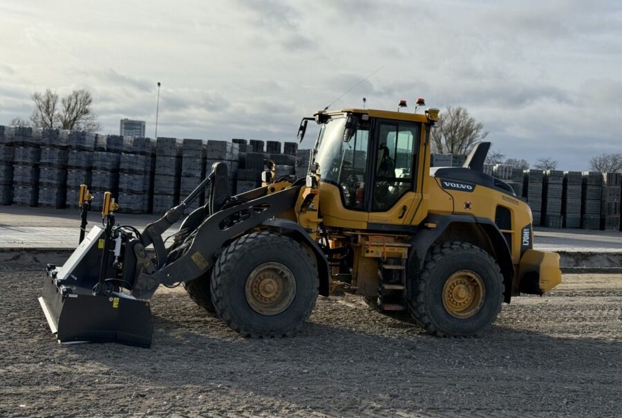 Volvo-wiellader met leveler en Trimble Earthworks 3D-machinebesturing